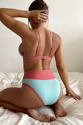 Bikini de cintura alta con triángulos acanalados y bloques de color - Azul claro